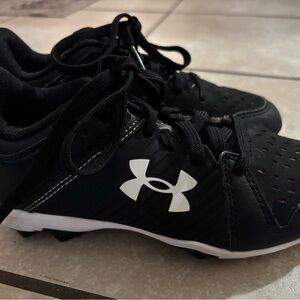 Under Armour Kids Black Cleats, size 1Y